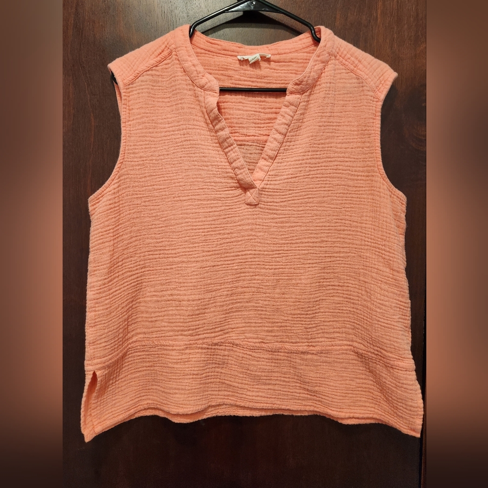 beachlunchlounge Sleeveless Textured Tank Top in Peach